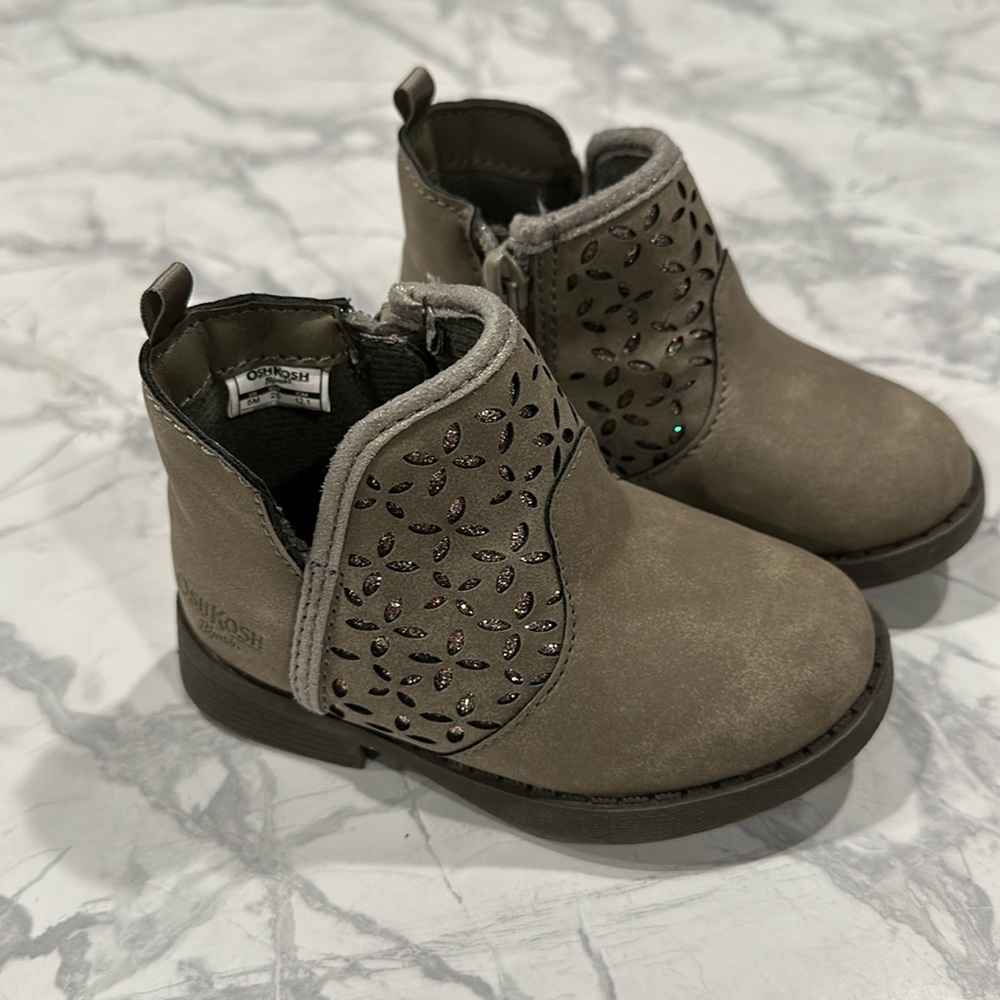 Oshkosh 5m zipper booties with glitter flowers